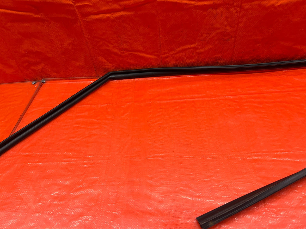 09 14 ACURA TSX   DRIVER LEFT FRONT WINDOW GLASS RUN CHANNEL   OEM FACTORY #2335