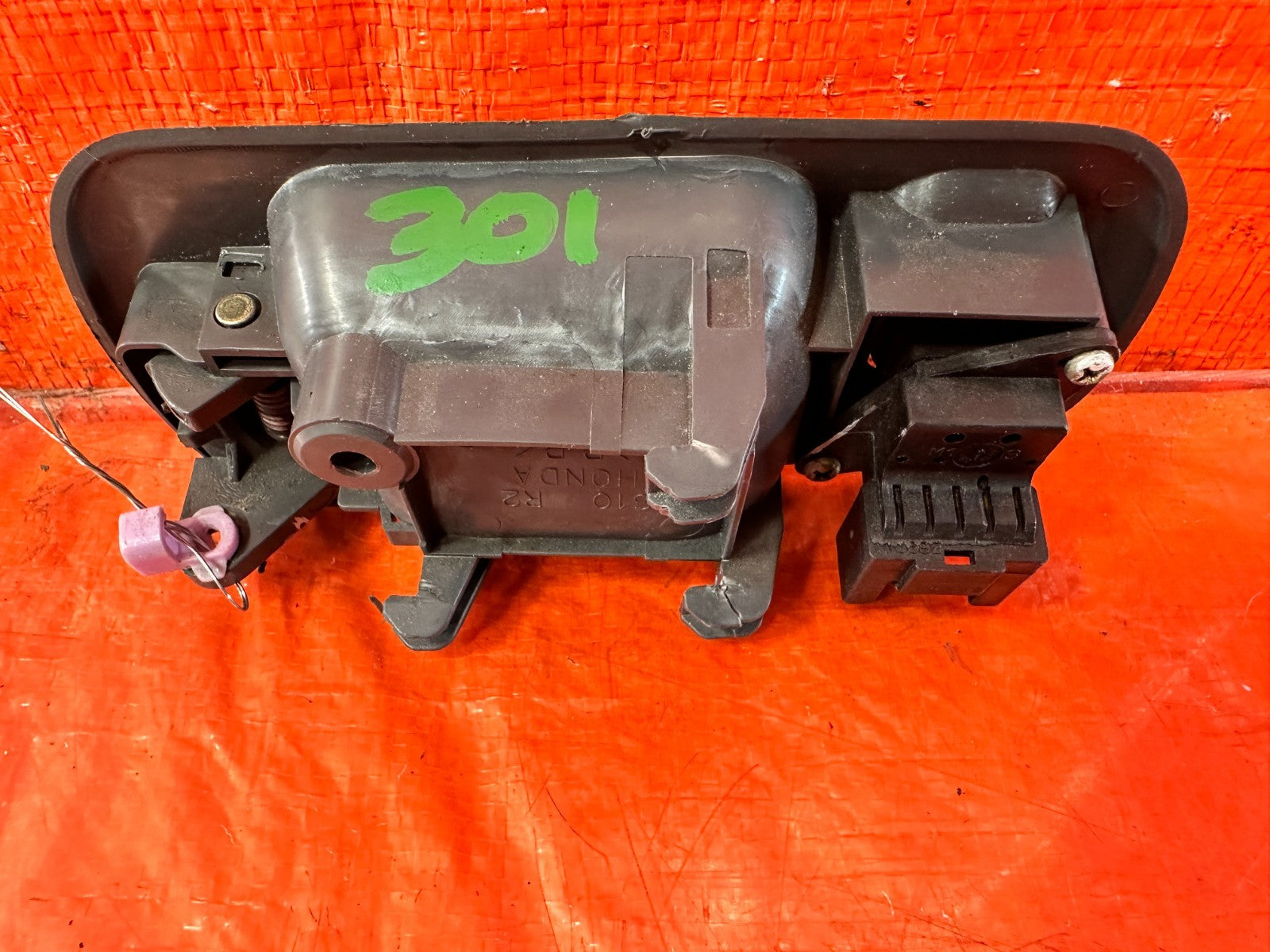 97 01 HONDA CR V CRV   RIGHT FRONT INTERIOR DOOR HANDLE TRIM W/ LOCK OEM 3012