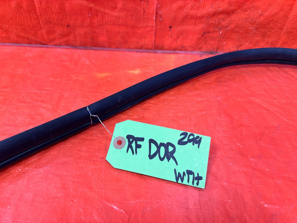10 16 HYUNDAI GENESIS COUPE   CHASSIS TO DOOR OPEN TRIM RUBBER STRIP RIGHT FRONT2