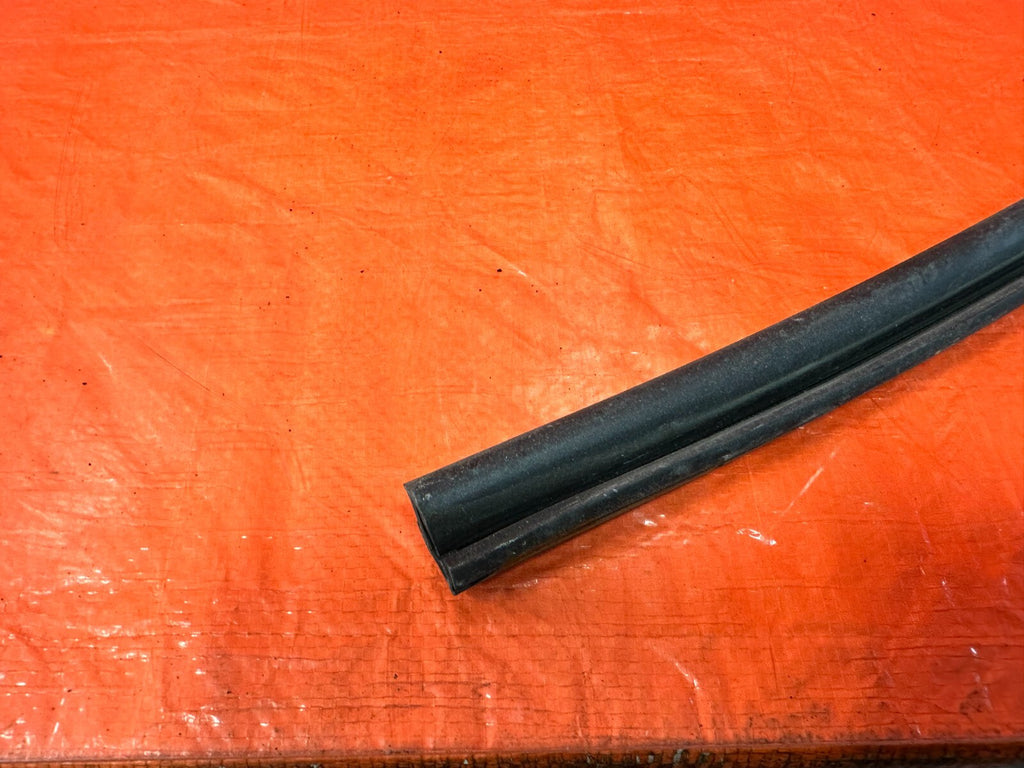 06 11 CIVIC 4D SEDAN   DRIVER LEFT FRONT WEATHER STRIP RUN CHANNEL OEM #2821
