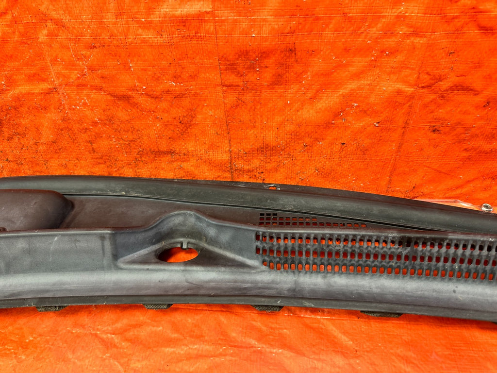 13 16 HYUNDAI GENESIS 2D COUPE   WINDSHIELD WIPER COWL   86150 2M000   OEM #32513