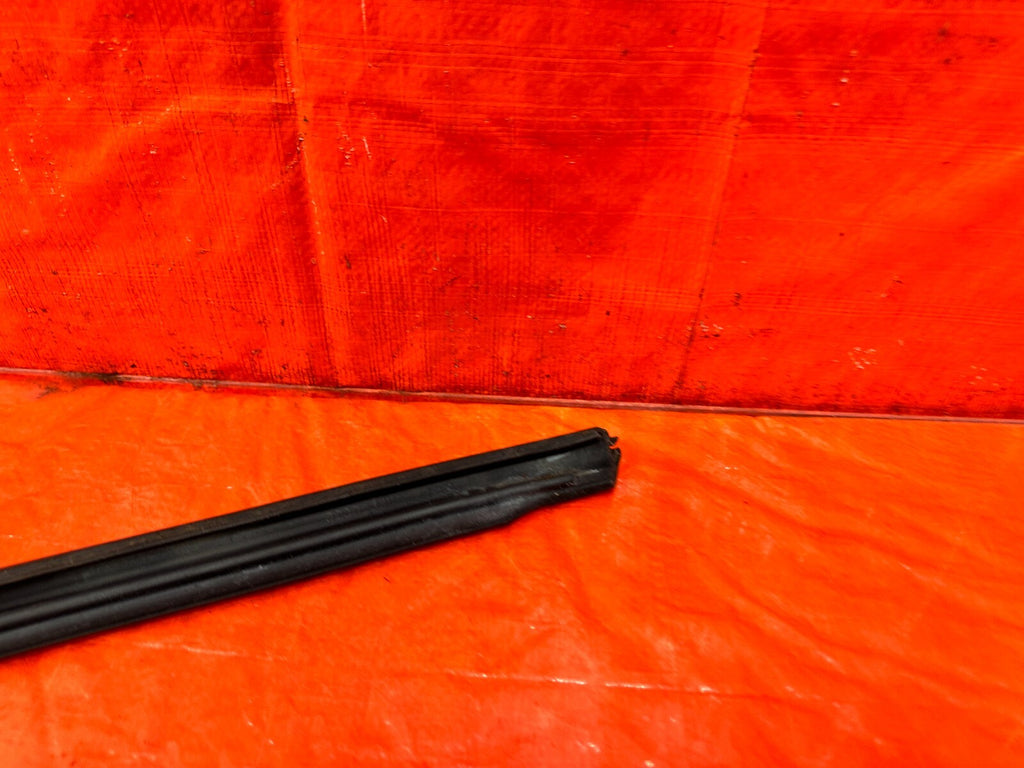 93 97 HONDA DEL SOL   PASSENGER RIGHT FRONT WINDOW GLASS RUN CHANNEL   OEM #2955