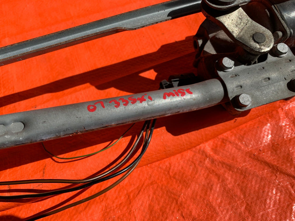OEM 2007 BMW 335Xi 335i AWD SEDAN WINDSHIELD WIPER LINKAGE W/ MOTOR COMPLETE7