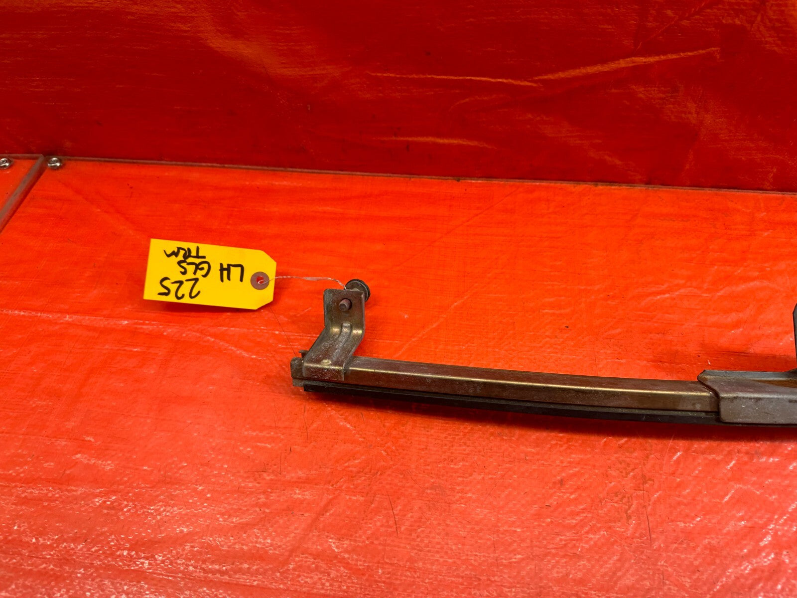 00 09 HONDA S2000   DRIVER LEFT   DOOR WINDOW GLASS PLACEMENT HOLDER OEM 2254