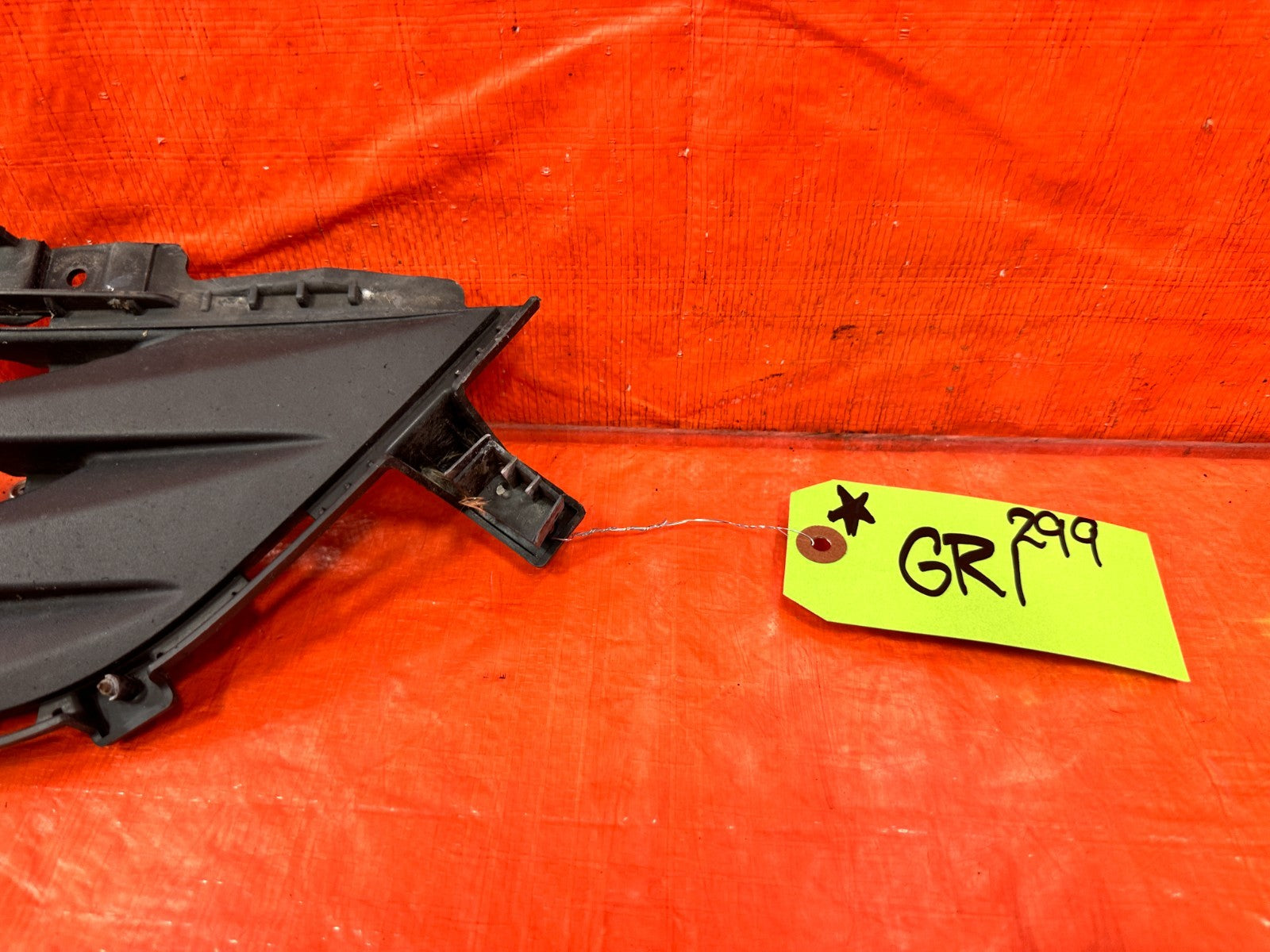 13 16 HYUNDAI GENESIS COUPE   LOWER FRONT BUMPER GRILLE INSERT TRIM PLASTIC OEM2