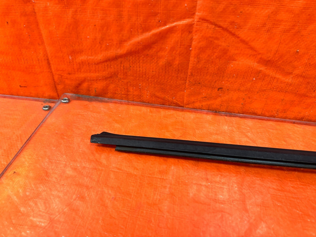 03 07 INFINITI G35 COUPE   PASSENGER RIGHT EXTERIOR WINDOW GLASS TRIM   OEM 2985