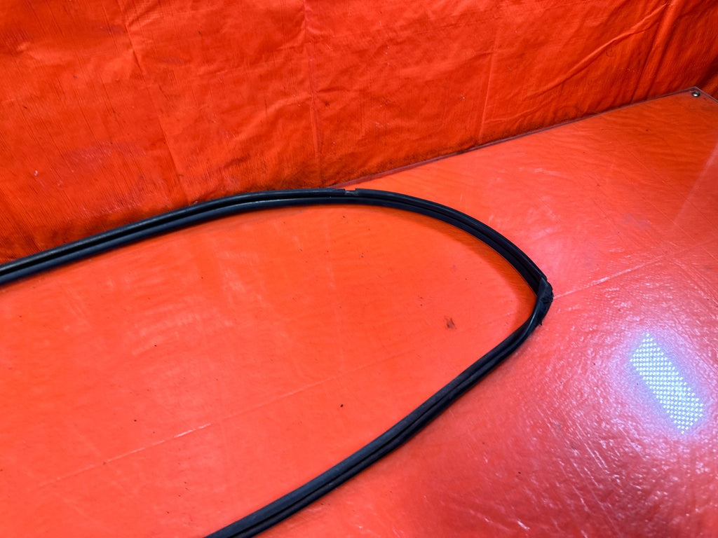 90 91 HONDA CIVIC HATCHBACK   RIGHT DOOR WINDOW GLASS SUB SEAL   OEM 3275