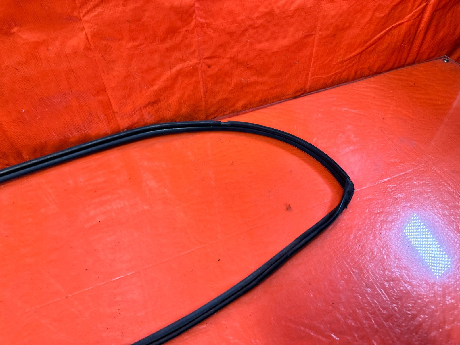 90 91 HONDA CIVIC HATCHBACK   RIGHT DOOR WINDOW GLASS SUB SEAL   OEM 3275