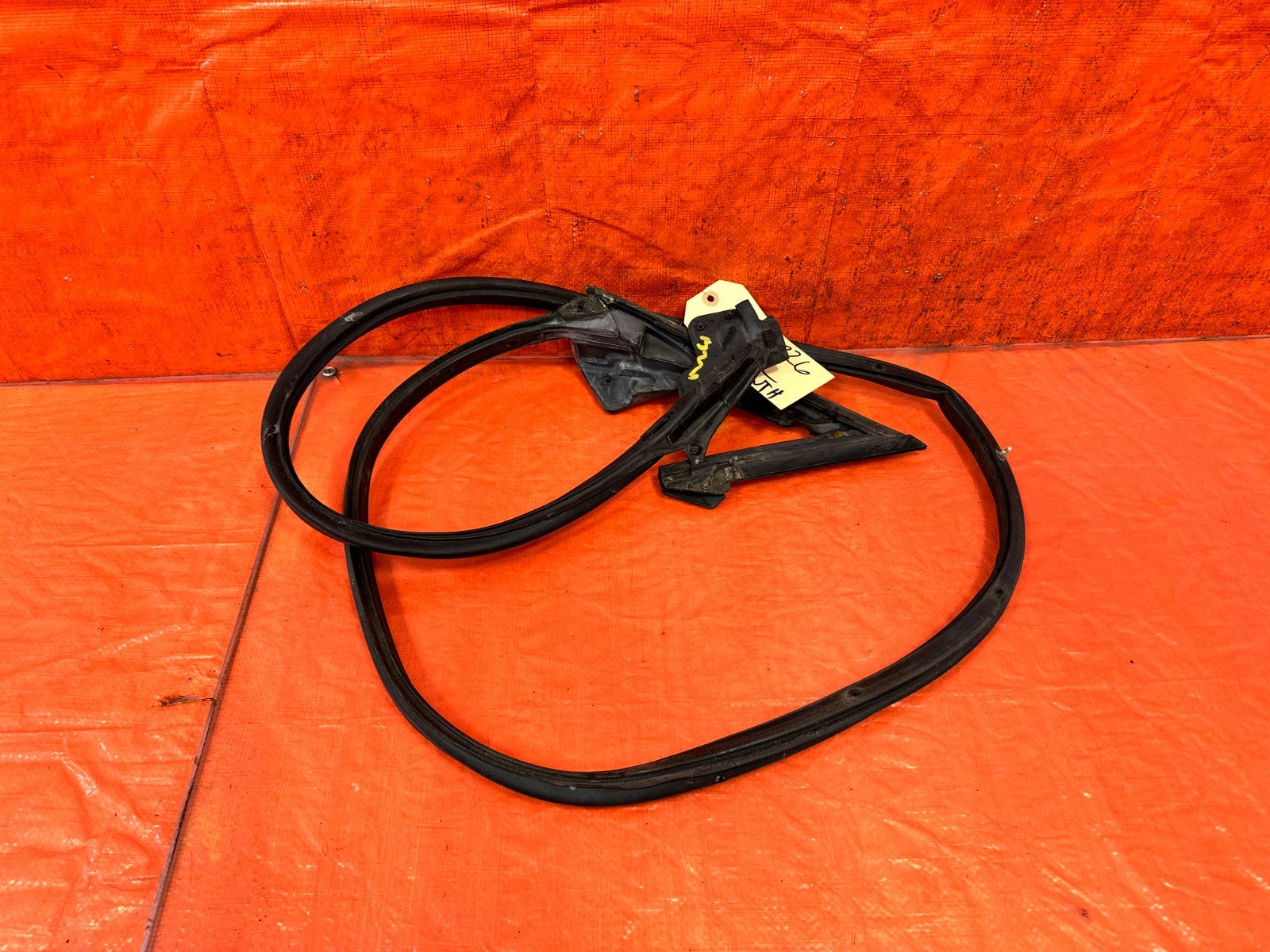 10 16 HYUNDAI GENESIS COUPE LEFT LOWER DOOR WEATHER STRIP RUBBER SEAL 3268