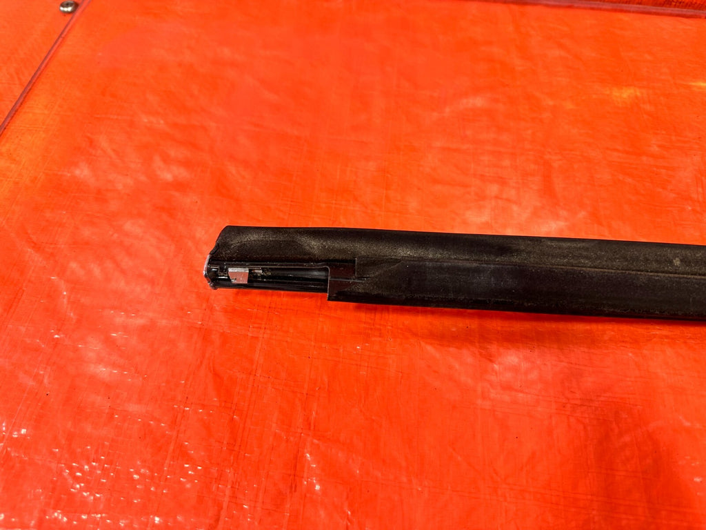 09 15 INFINITI G37 CONVERTIBLE   RIGHT REAR CONVERTIBLE DRIP RETAINER   OEM #2787