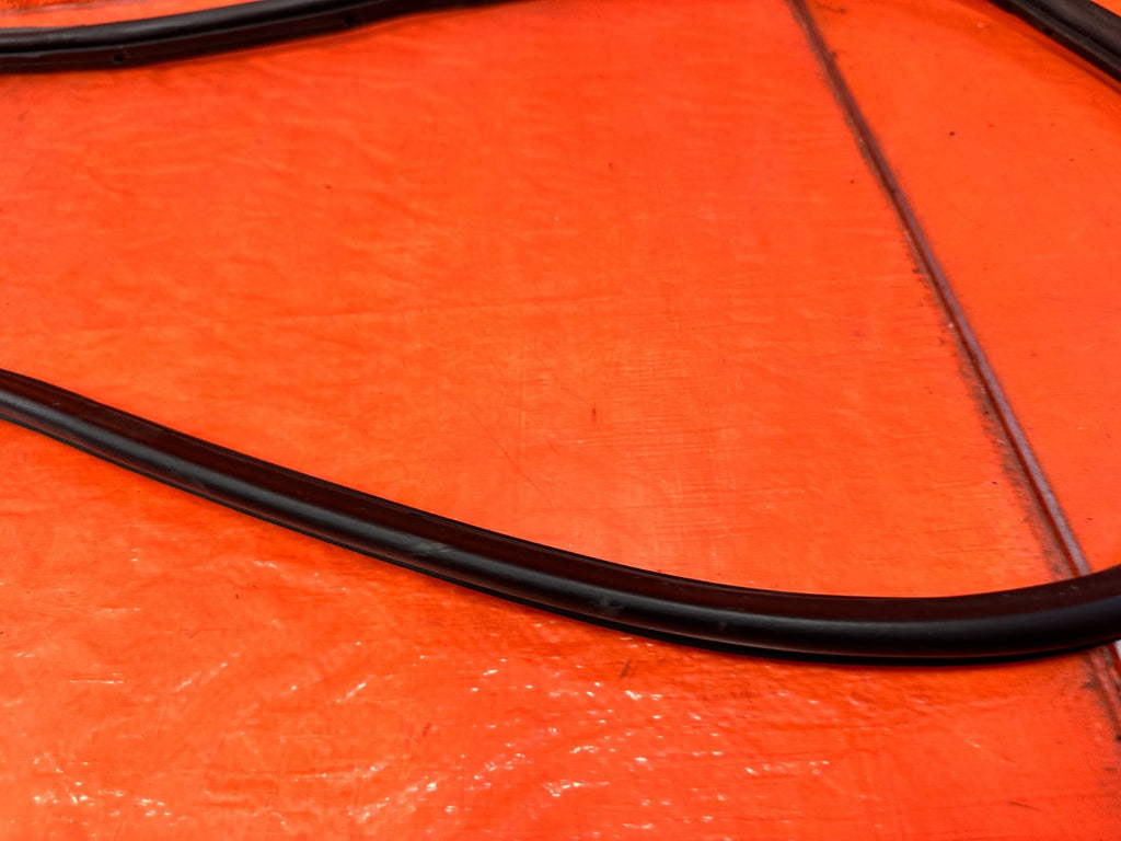 03 05 LANCER EVOLUTION EVO VIII IX 8 9   LEFT REAR DOOR WEATHER STRIP OEM EV98