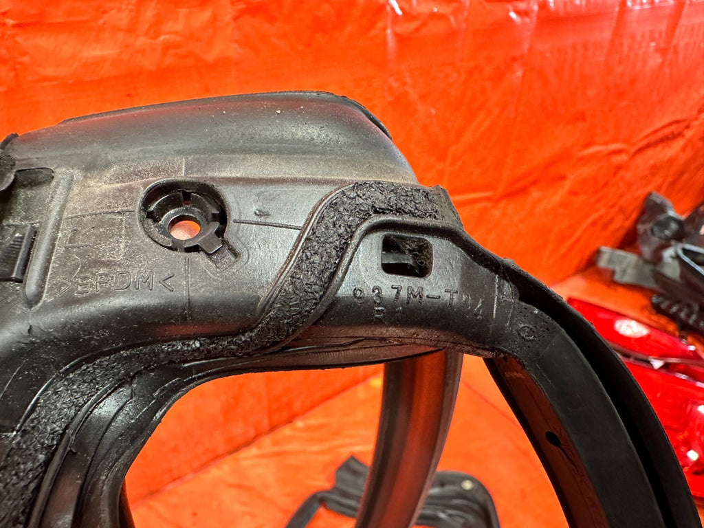 14 20 INFINITI Q50   PASSENGER RIGHT REAR WEATHER STRIP   OEM #31610