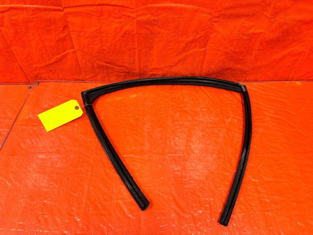 04 08 ACURA TSX   DRIVER LEFT REAR WINDOW GLASS RUN CHANNEL   OEM #2750
