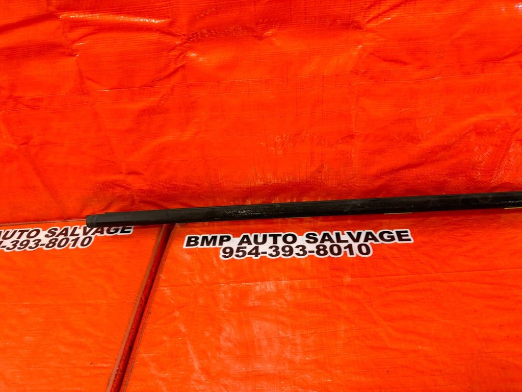 96 00 HONDA CIVIC COUPE HATCH EXTERIOR DOOR WINDOW GLASS TRIM LEFT SIDE OEM 2215