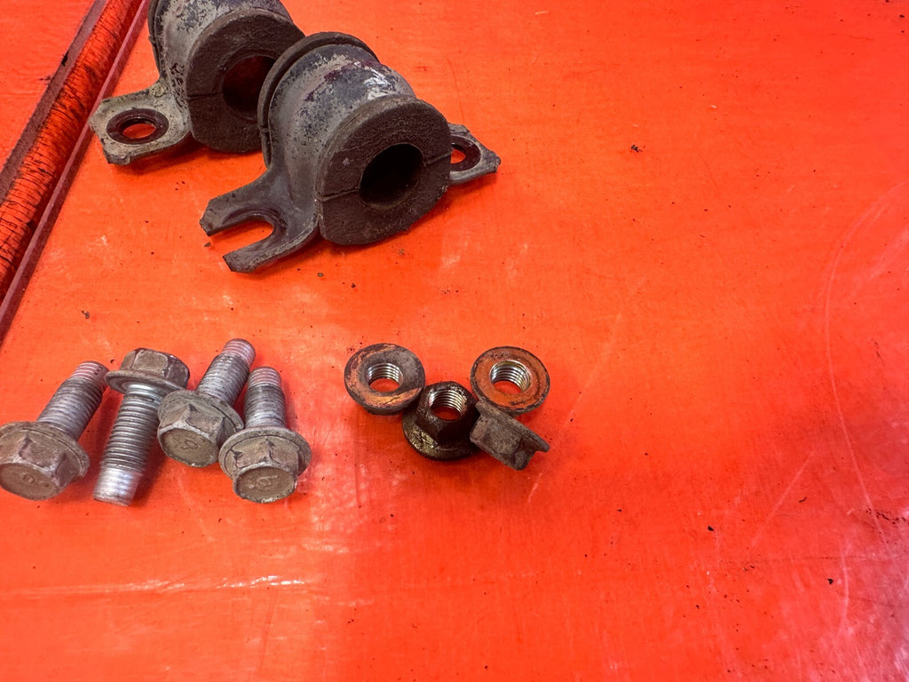 03 07 INFINITI G35 COUPE   REAR SWAY STABILIZER BRACKETS W/ BOLTS & BUSHINGS 2981