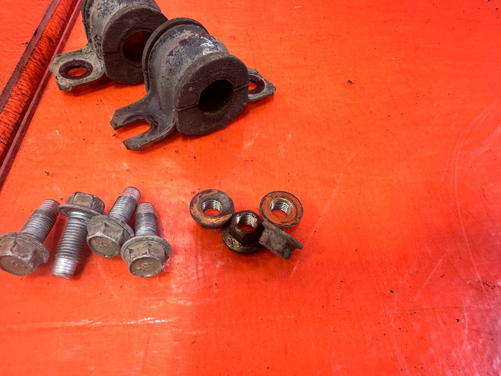 03 07 INFINITI G35 COUPE   REAR SWAY STABILIZER BRACKETS W/ BOLTS & BUSHINGS 2981