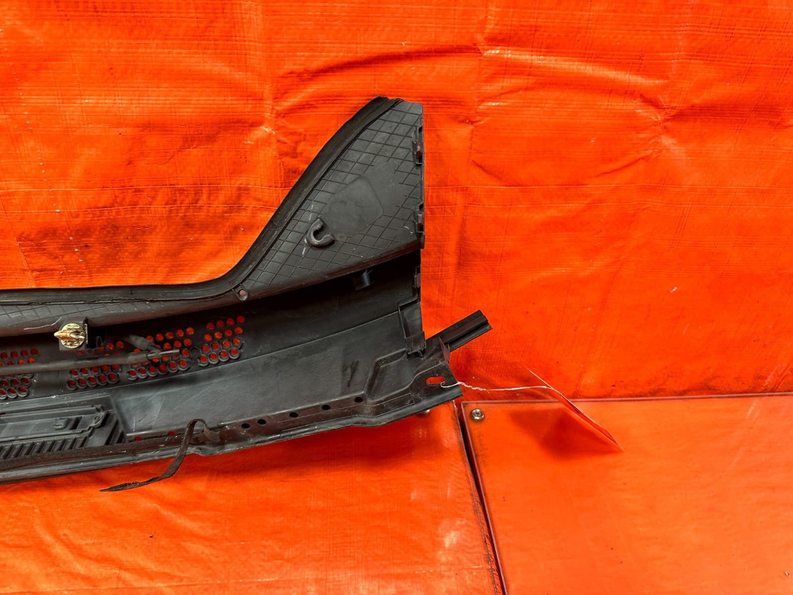 06 11 CIVIC 4D SEDAN   CENTER WINDSHIELD WIPER COWL TRIM PLASTIC OE OEM FLAW 30010