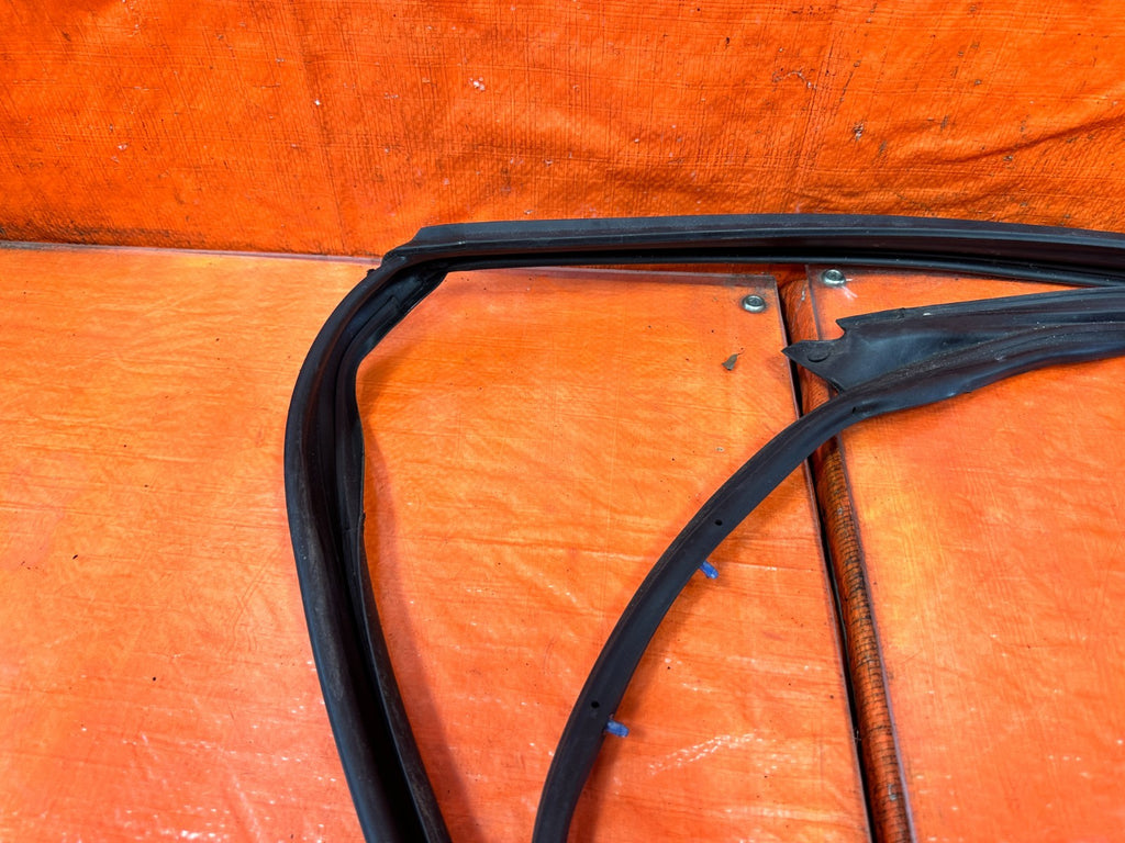 04 08 ACURA TSX RIGHT PASS FRONT DOOR WINDOW WEATHERSTRIP SEAL OEM #3305