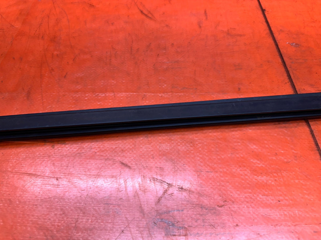 2016-2020 INFINITI Q60 COUPE PASSENGER RIGHT DOOR GLASS TRIM MOLD OEM #20Q605