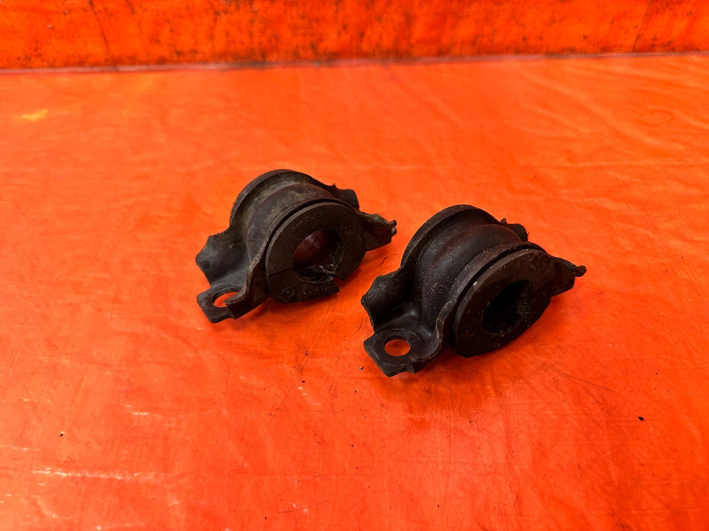 08 15 INFINITI G37 & Q60 COUPE   LEFT & RIGHT REAR SWAY BAR BRACKETS   OEM #3281