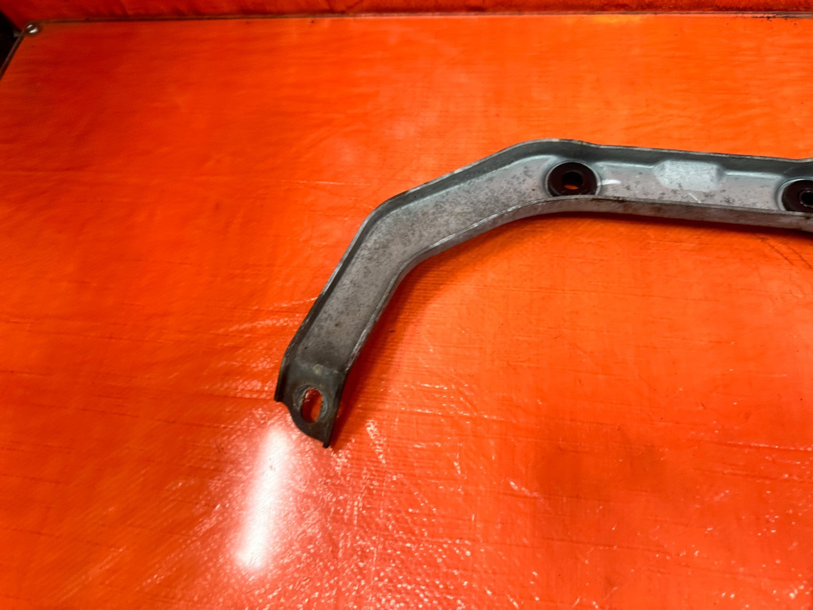 08 15 INFINITI G37 & Q60 COUPE   EXHAUST MANIFOLD BRACE BRACKET   OEM #3209