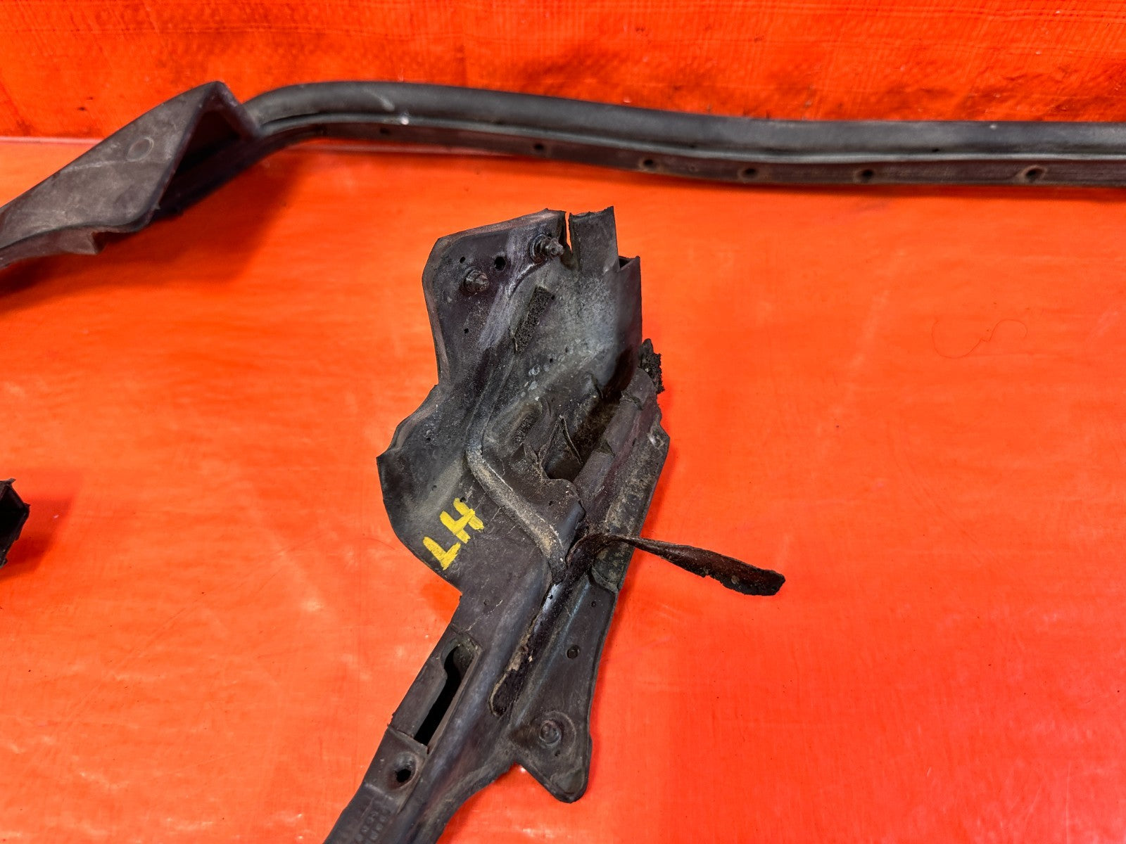 10 16 HYUNDAI GENESIS COUPE   DRIVER LEFT DOOR WEATHER STRIP RUBBER SEAL GASKET10