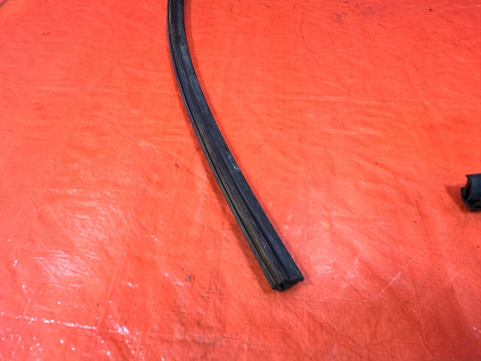 06 11 CIVIC 4D SEDAN   PASSENGER RIGHT REAR WEATHER STRIP RUN CHANNEL OEM #2826