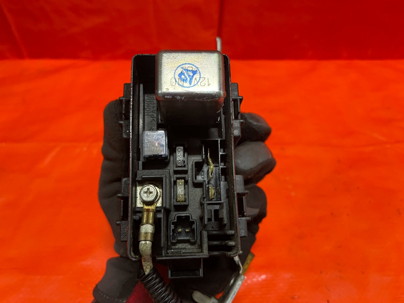 99 01 HONDA CR V CRV   ENGINE BAY EXTERIOR UNDER THE HOOD ABS FUSE BOX PANEL OEM6