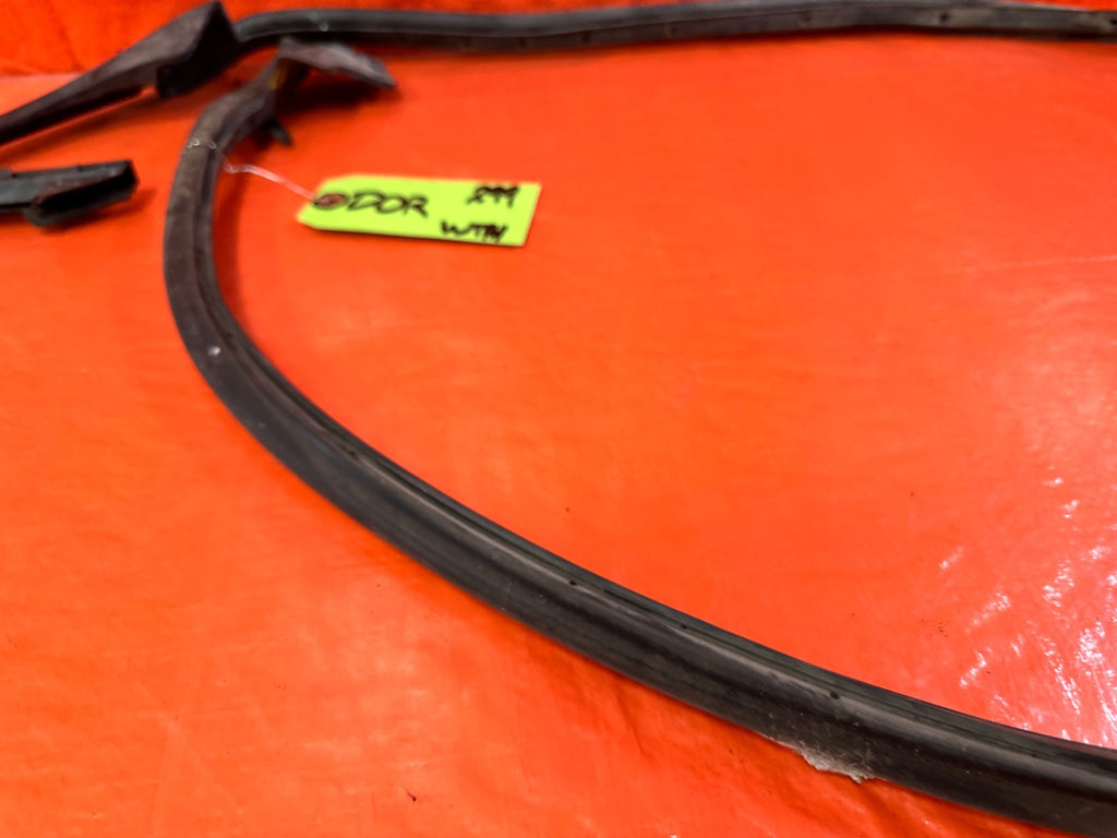 10 16 HYUNDAI GENESIS COUPE   DRIVER LEFT DOOR WEATHER STRIP RUBBER SEAL GASKET8