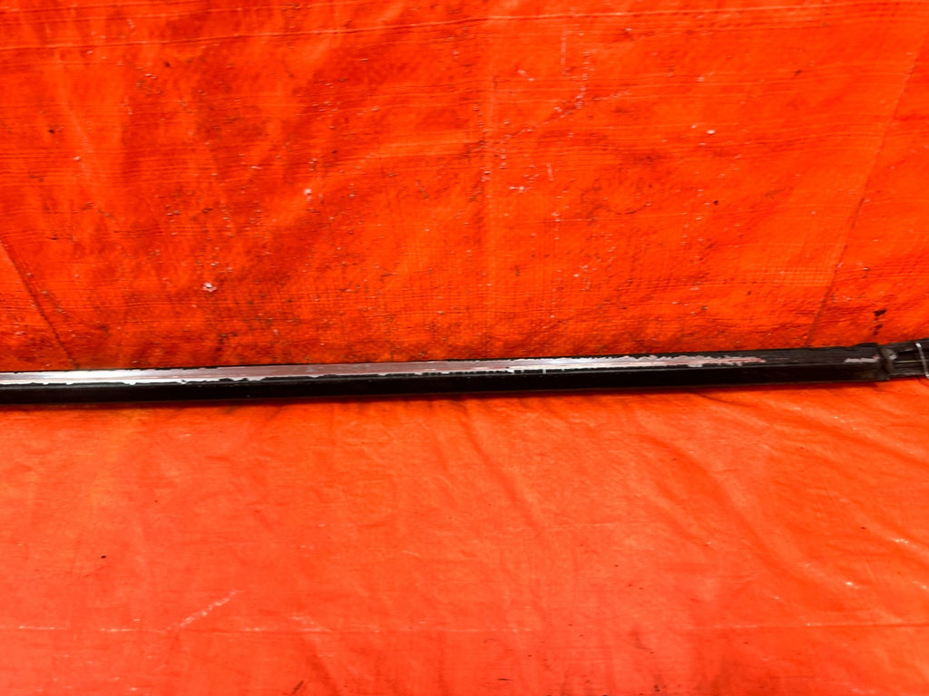 06 11 CIVIC 4D SEDAN   DRIVER LEFT FRONT GLASS TRIM DRIP RETAINER   OEM 3077