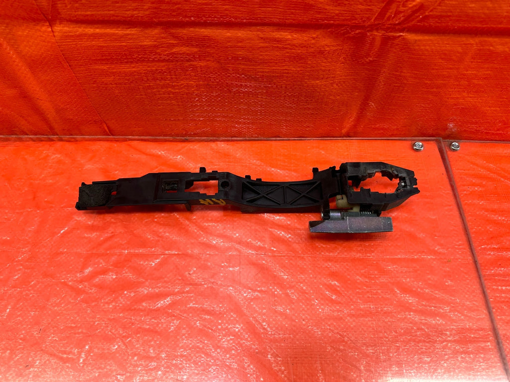 08 15 INFINITI G37 Q60 COUPE   PASSENGER EXTERIOR DOOR HANDLE BRACKET   OEM #1908