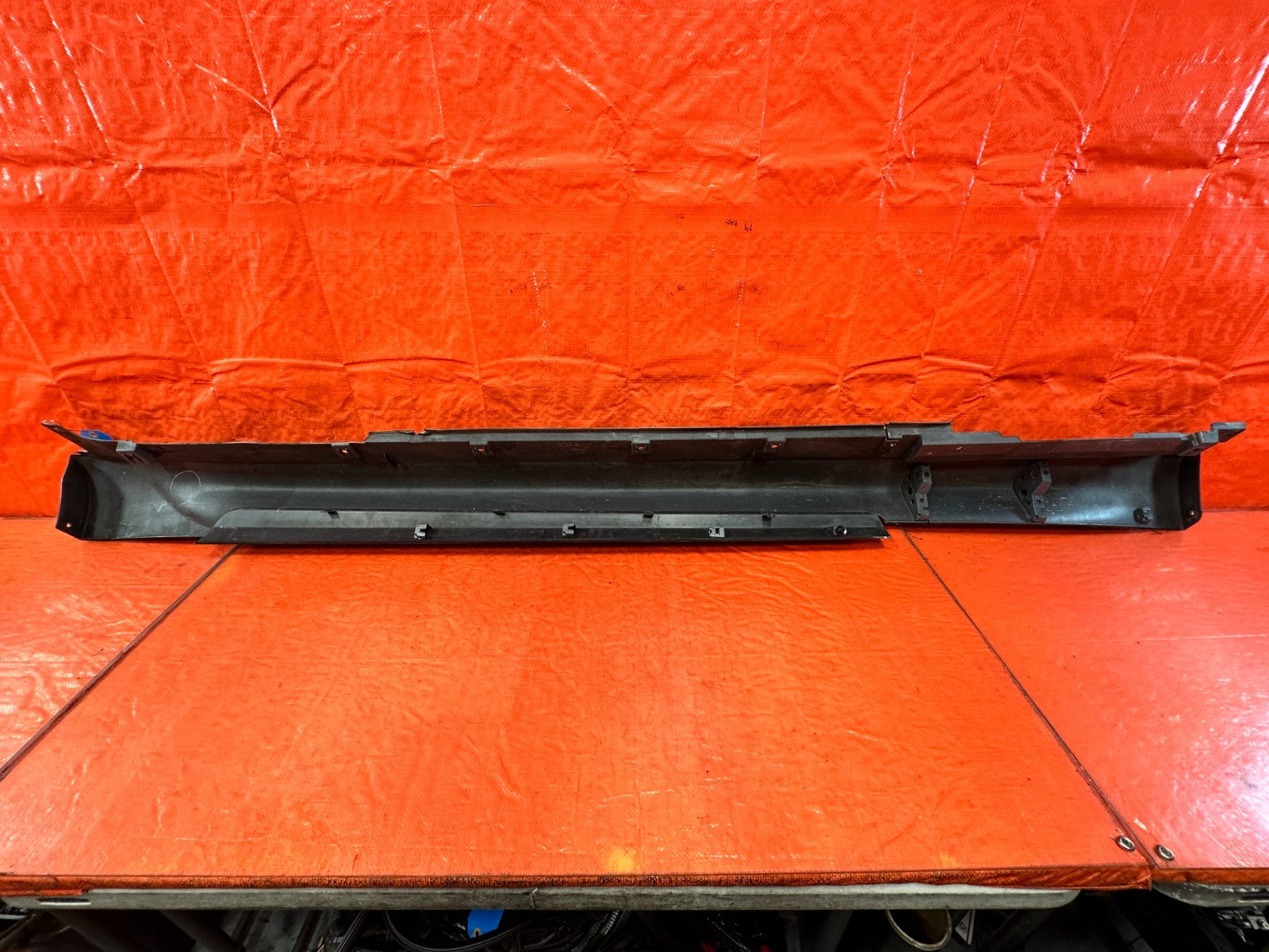 09 13 INFINITI G37 CONVERTIBLE   DRIVER LEFT SIDE SKIRT ROCKER MOLDING OEM #31010