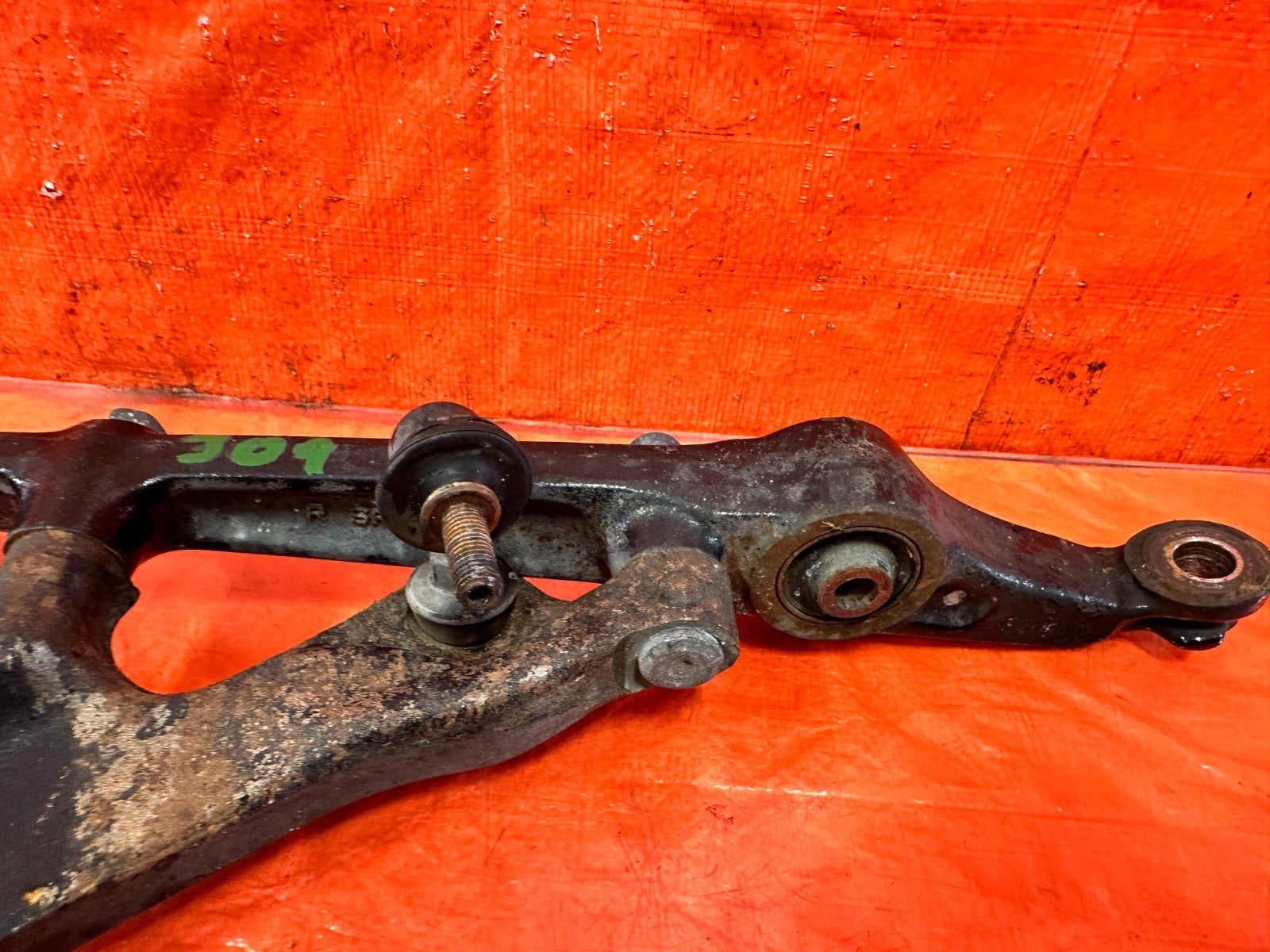 94 01 ACURA INTEGRA DRIVER LEFT FRONT SPINDLE KNUCKLE HUB & LOWER CONTROL ARM 0913