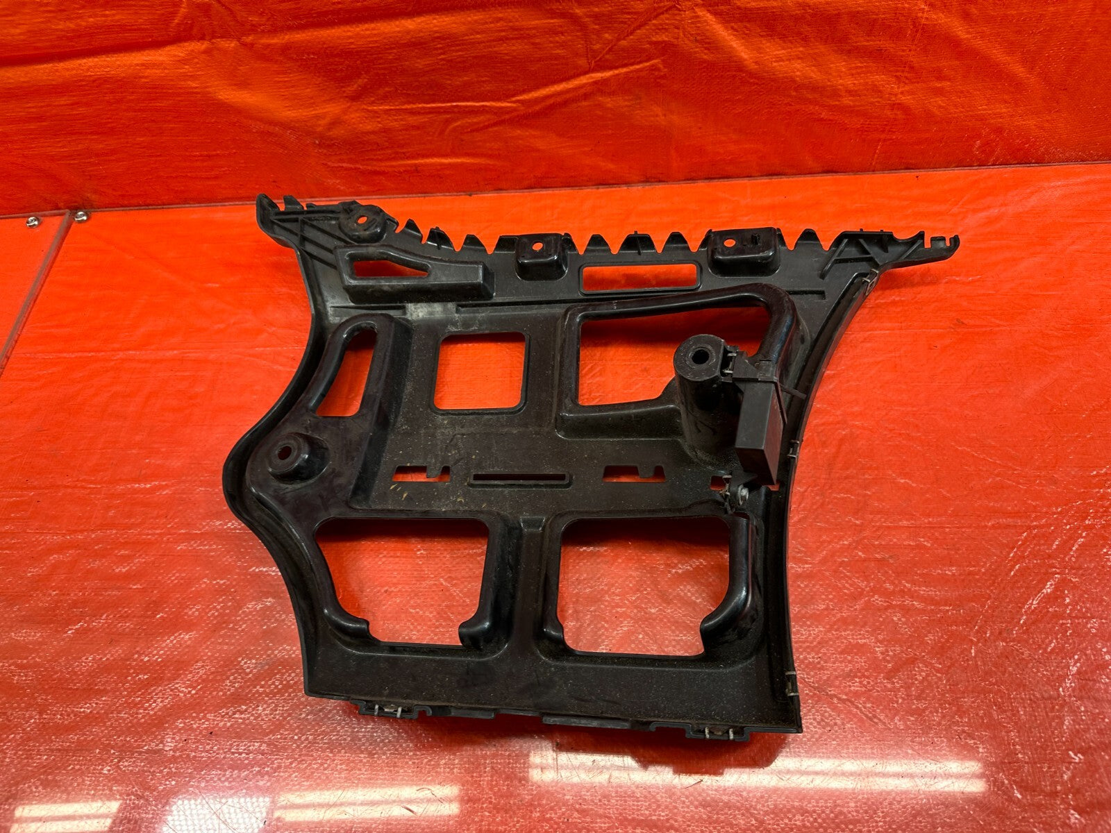 2007 07 BM3 335i   SEDAN   DRIVER LEFT REAR BUMPER RETAINER CLIP BRACKET OEM OE10