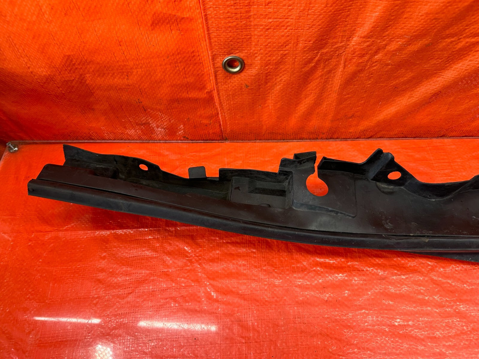 07 13 INFINITI G35 G37 SEDAN   RUBBER FENDER TRIM HOOD SEAL   RIGHT   OEM #2386