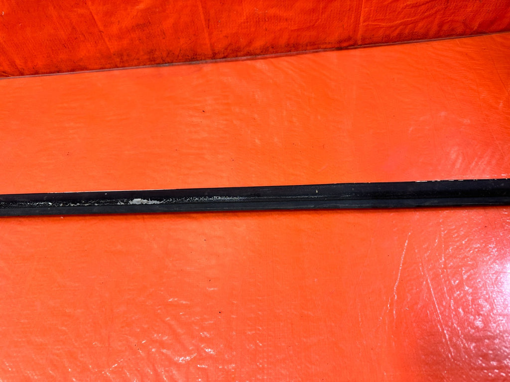 90 91 HONDA CIVIC HATCHBACK   RIGHT EXTERIOR WINDOW GLASS TRIM   OEM 3252