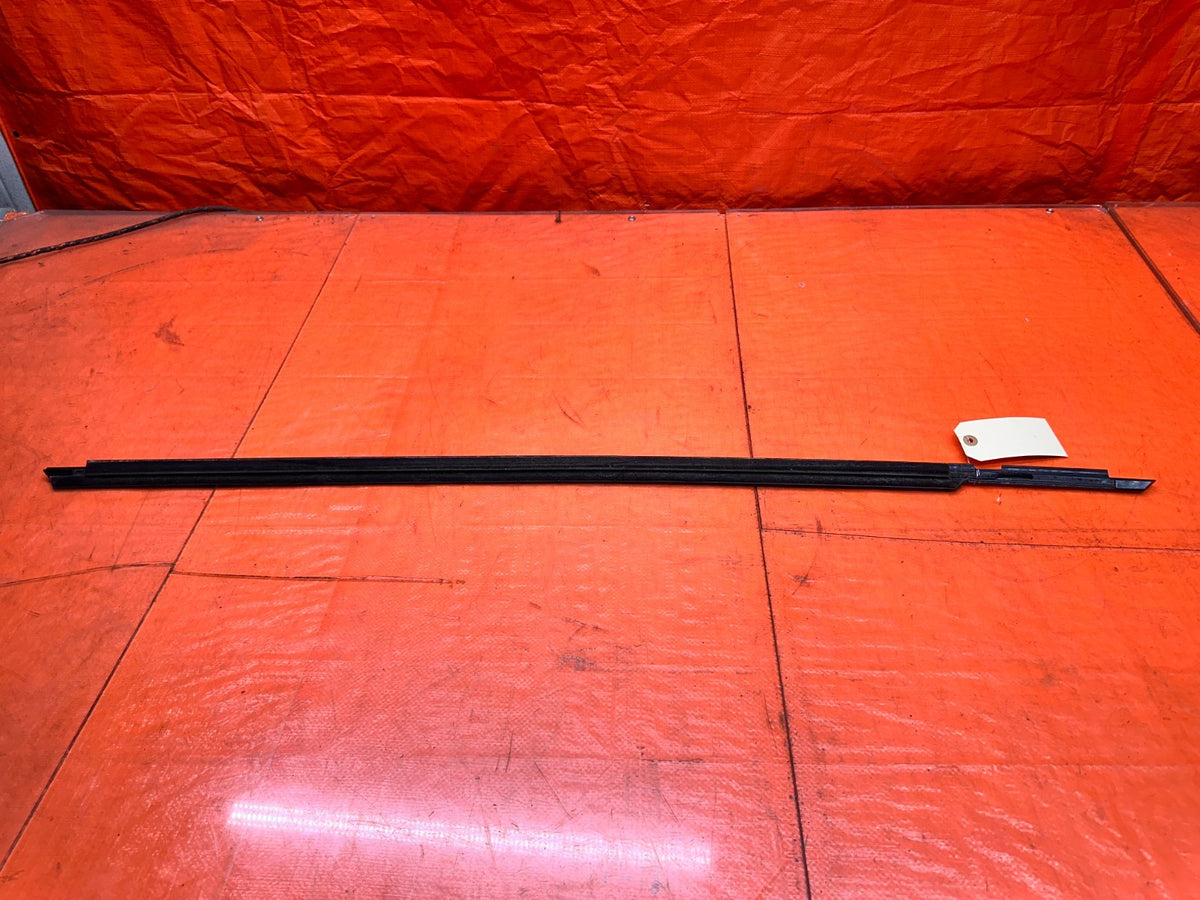 2016-2020 INFINITI Q60 COUPE PASSENGER RIGHT EXTERIOR GLASS TRIM OEM #20Q6012