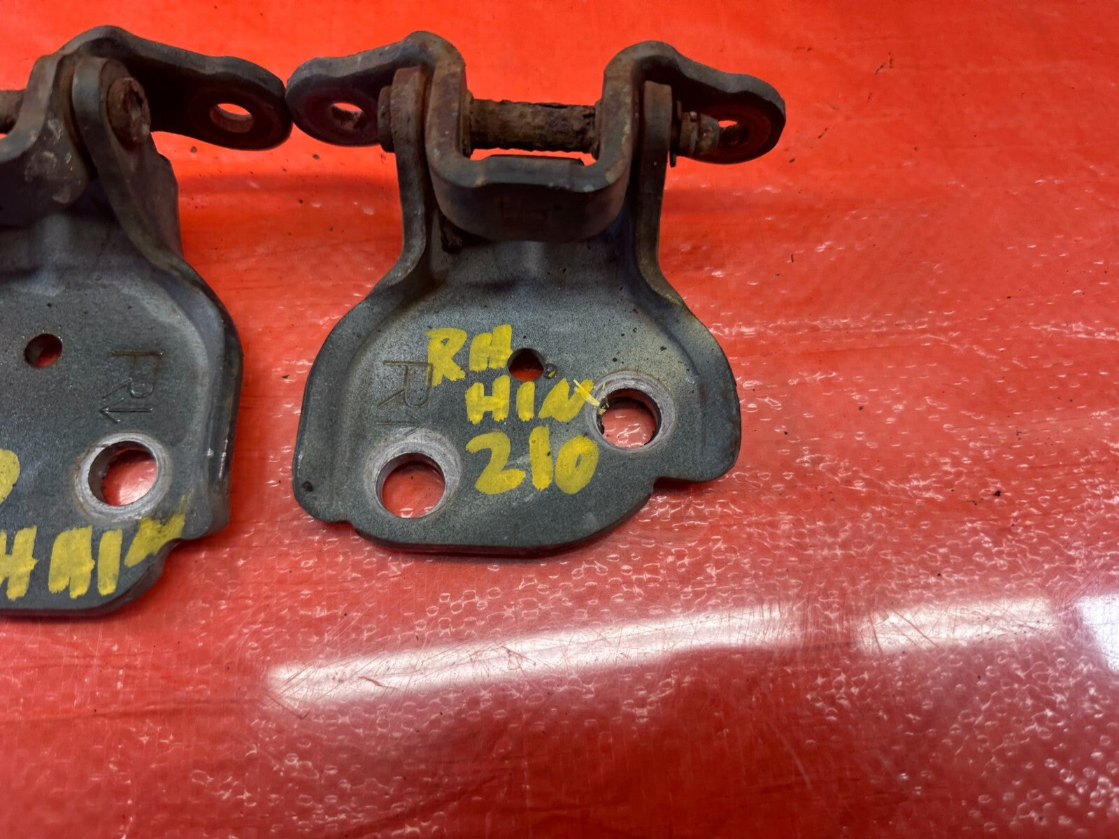 97 01 HONDA PRELUDE   DOOR HINGE SET HINGES   UPPER & LOWER   RIGHT SIDE OEM 2106