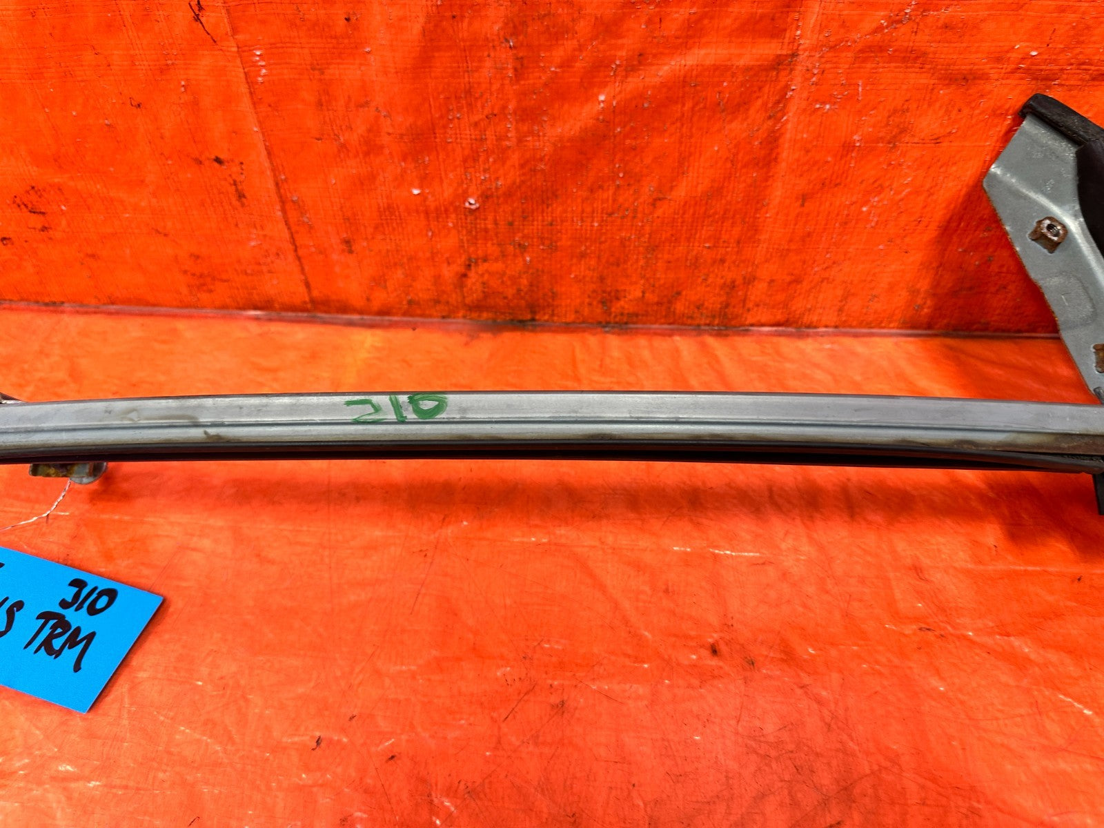 09 15 INFINITI G37 CONVERTIBLE   DRIVER LEFT   DOOR SASH GUIDE TRIANGLE OEM 3102