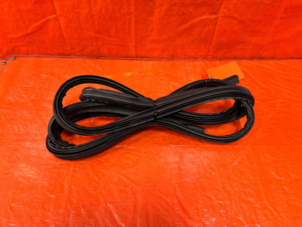 94 01 ACURA INTEGRA 2D TAIL GATE TRUNK HATCH LATCH WEATHER TRIM STRIP MOLDING 811