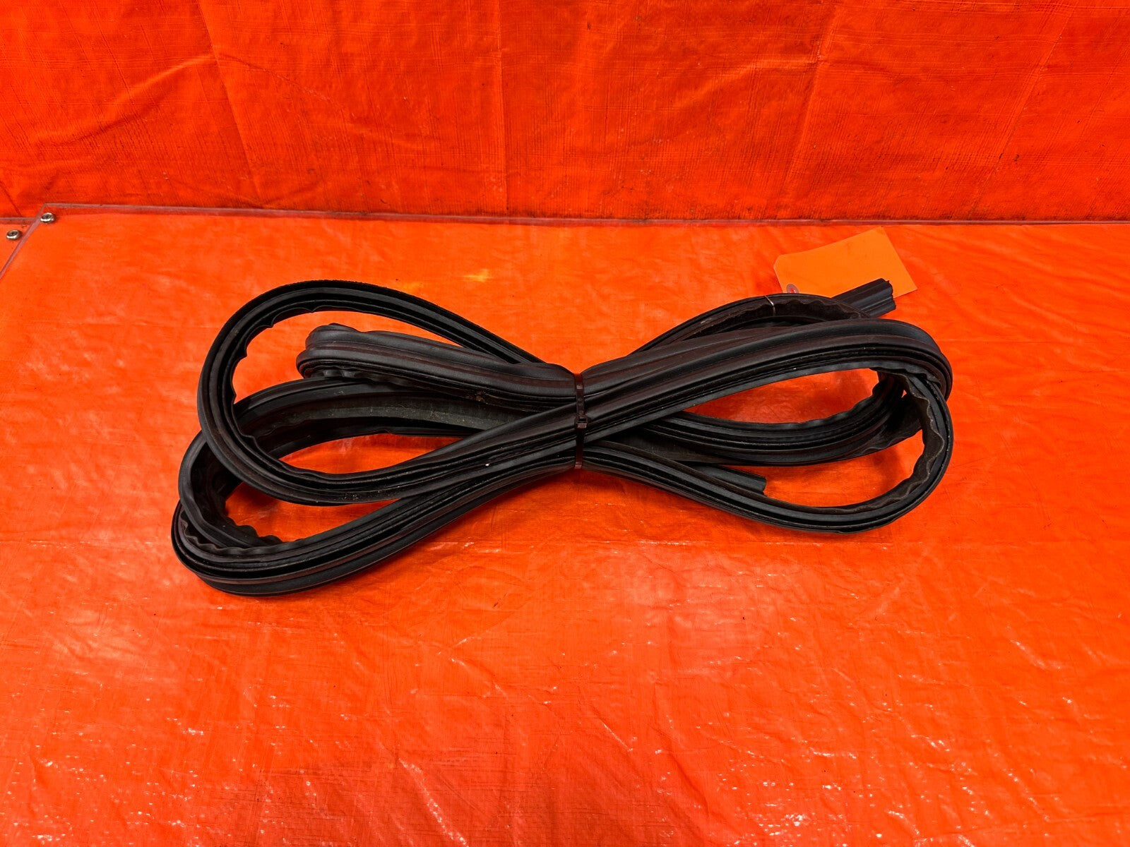 94 01 ACURA INTEGRA 2D TAIL GATE TRUNK HATCH LATCH WEATHER TRIM STRIP MOLDING 811