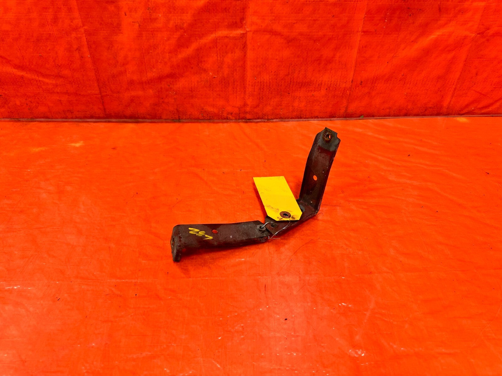 96 98 HONDA CIVIC   FENDER BRACKETS FENDER STAY BRACKET   LEFT AND RIGHT   OEM 74