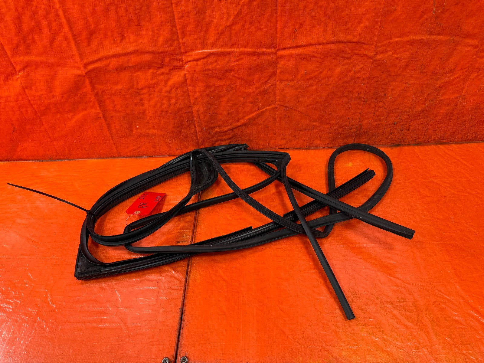 04 08 ACURA TSX   RIGHT REAR   WEATHER STRIP & RUN CHANNEL OEM 3220
