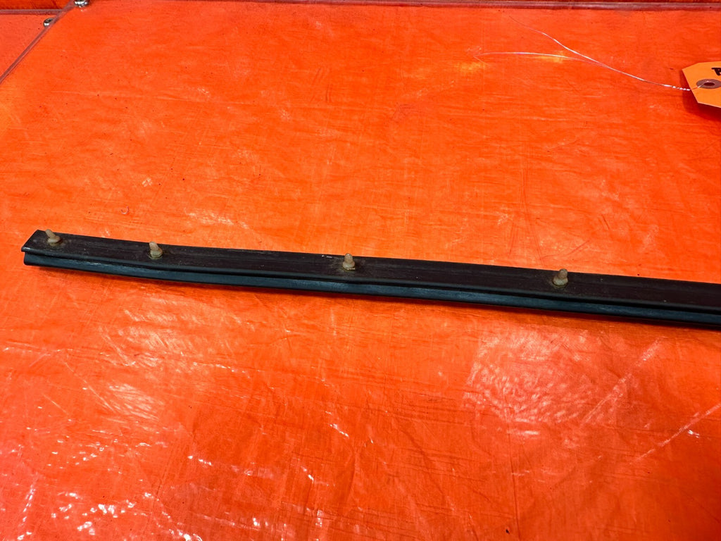 92 96 HONDA PRELUDE   LEFT OR RIGHT   LOWER DOOR SEAL WEATHER STRIP   OEM #273 17