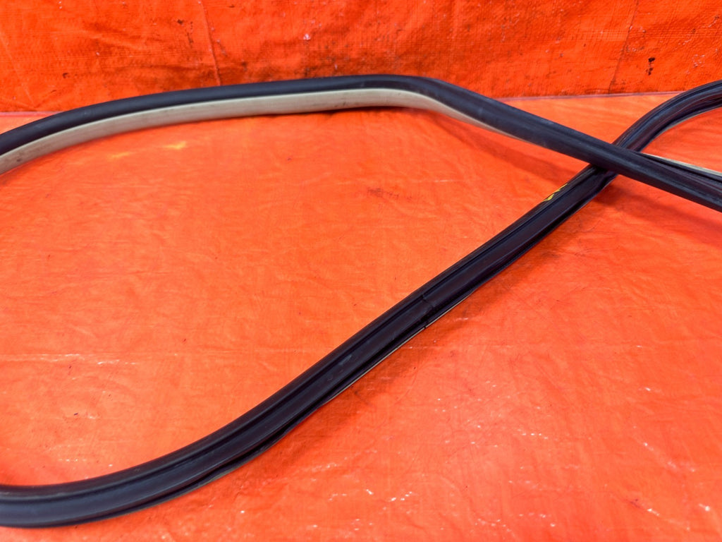 04 08 ACURA TSX   LEFT REAR   DOOR TO CHASSIS WEATHER STRIP OPEN TRIM OEM #3045