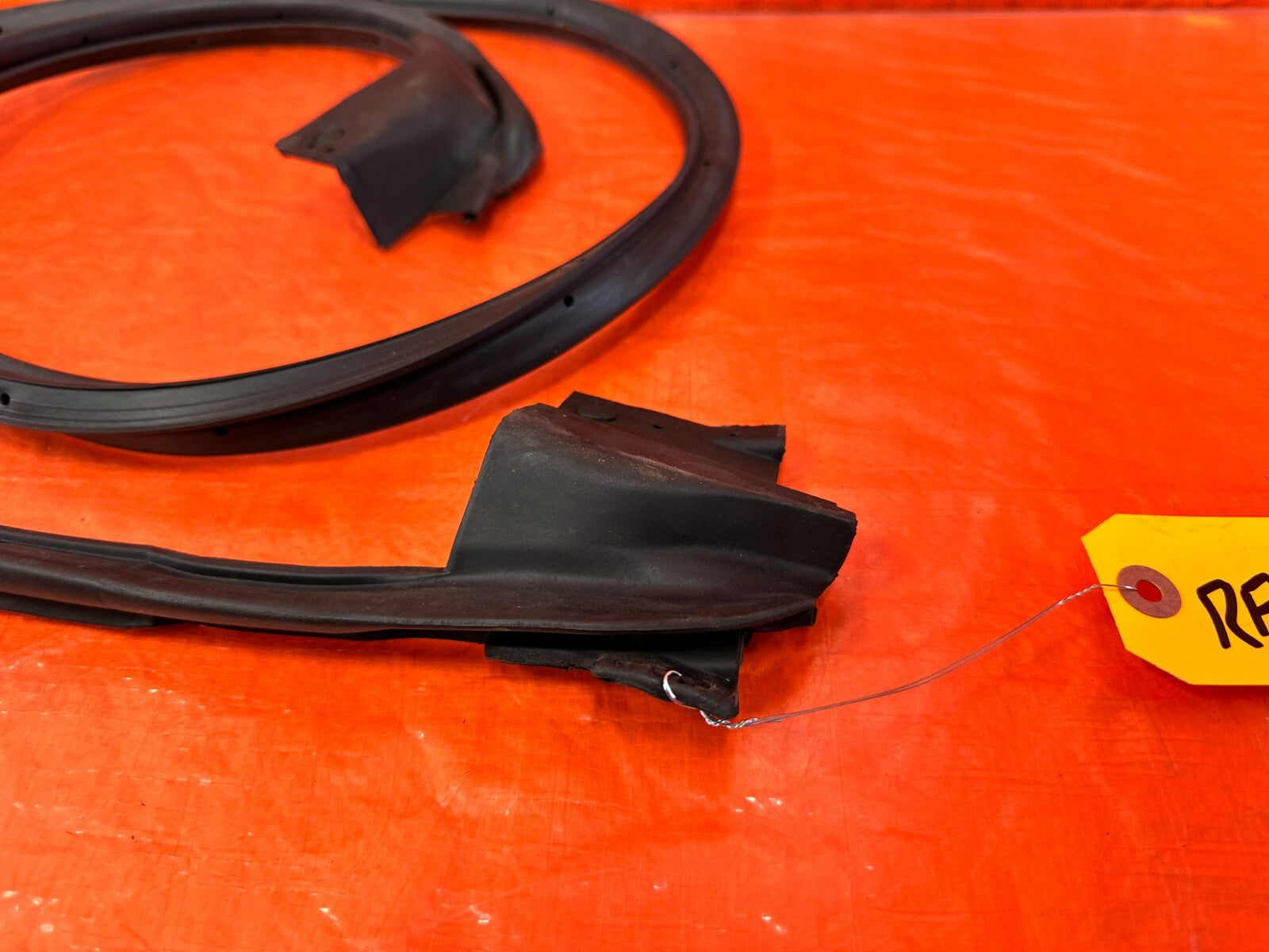 13 20 SUBARU BRZ   PASSENGER RIGHT DOOR LOWER WEATHER STRIP RUBBER SEAL OEM 2921