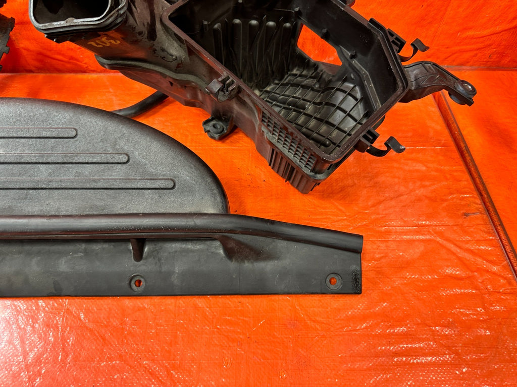 13 16 HYUNDAI GENESIS COUPE 3.8L FACTORY INTAKE W ARM AIR BOX RESONATOR OEM 3026
