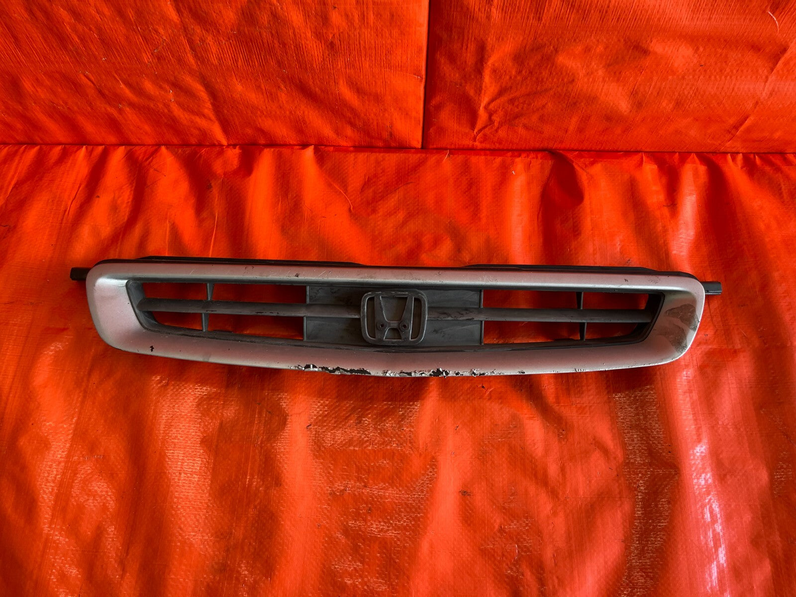96 00 HONDA CIVIC   2D COUPE   FRONT GRILLE   VOGUE SILVER METALLIC COLOR   OEM0