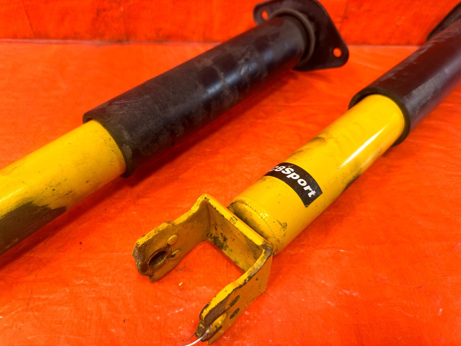 03 07 INFINITI G35 COUPE   W/ BREMBO MODEL   REAR SHOCK ABSORBERS LEFT AND RIGHT2