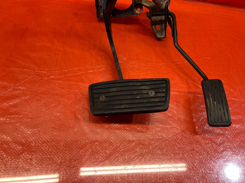 88 91 HONDA CRX   DX   AUTOMATIC   GAS AND BRAKE PEDAL ASSEMBLY   OEM #1576